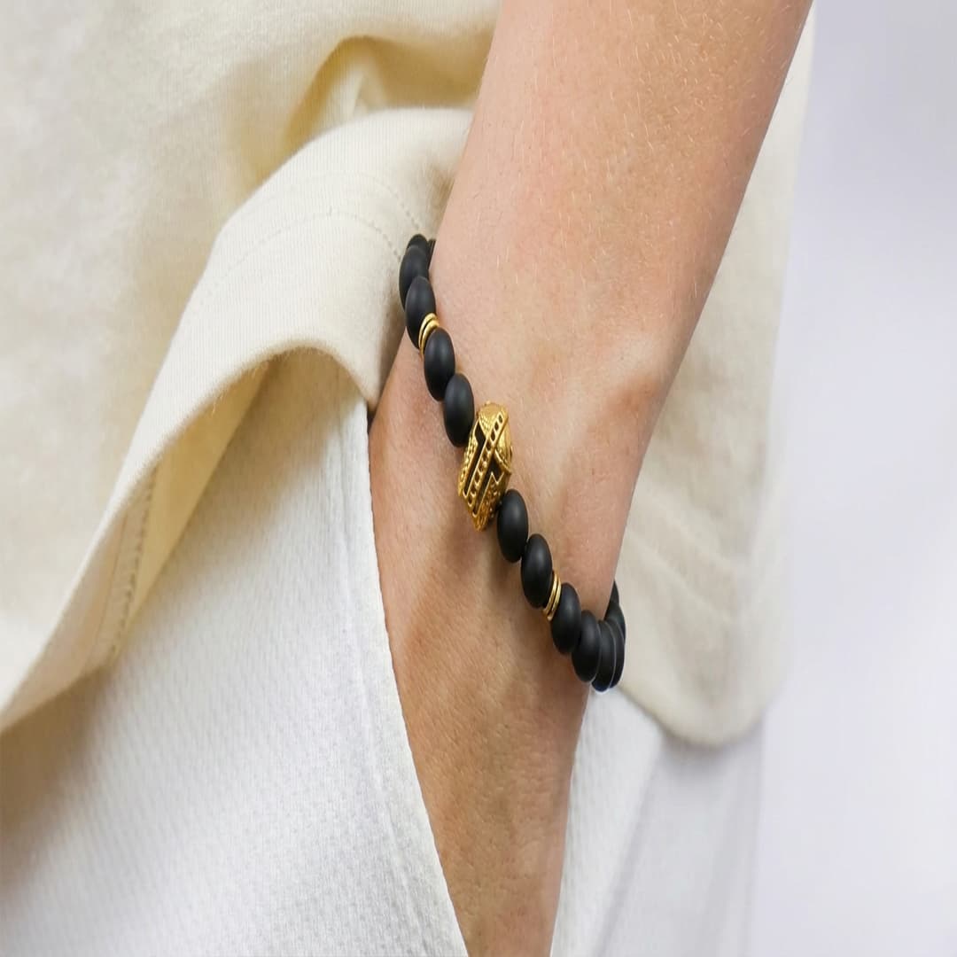   Pulsera Honor Spartano – Ónix Mate y Casco de Guerrero Dorado  detail 1