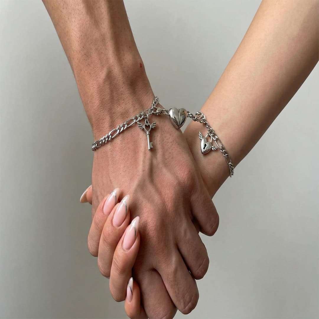 Set de Pulseras Magnéticas – Candado y Llave con Alas. detail 1